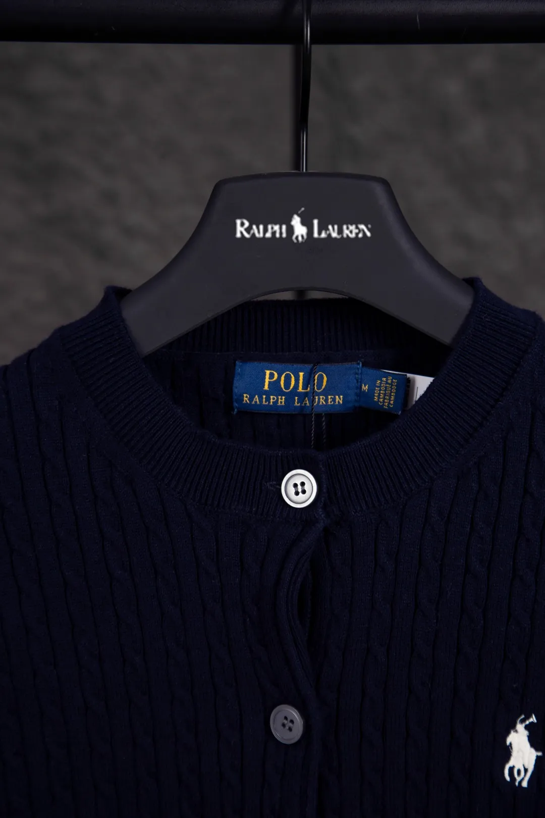 P196 Actual photo [Evergreen for all seasons] Style number: 25123# Color: black/navy blue/almond/white Size: S-XL - Ralph Lauren/Ralph Lauren 2025FW Zhao Lusi's same solid color logo knitted versatile fine twist knitted buttoned long-sleeved cardigan - RL's classic fine twist cardigan 21S quality cotton yarn A cardigan that can be worn in all seasons Can be matched inside or outside Simple and clean basic color matching The upper body is clean and flawless. The comfort brought by imported cotton yarn is soft. An item that cannot be rejected.
